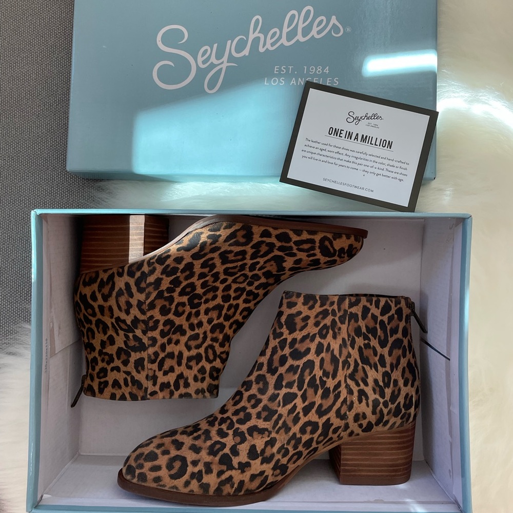 Seychelles Leopard Boot Floodplain Suede Leopard